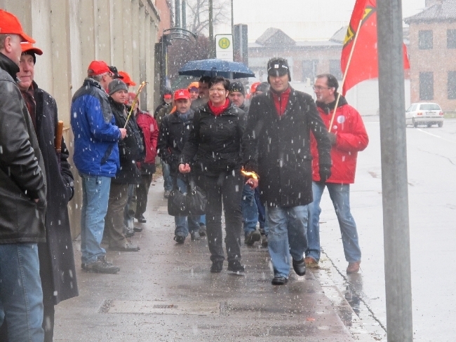 Mitarbeiter der manroland bilden Menschenkette für den Erhalt ihrer Arbeitsplätze, Foto: B4BSCHWABEN