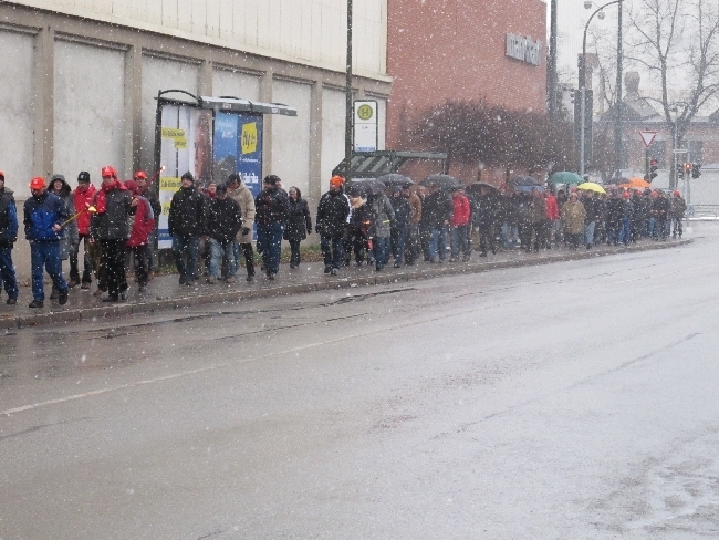 Mitarbeiter der manroland bilden Menschenkette für den Erhalt ihrer Arbeitsplätze, Foto: B4BSCHWABEN