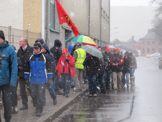 Mitarbeiter der manroland bilden Menschenkette für den Erhalt ihrer Arbeitsplätze, Foto: B4BSCHWABEN