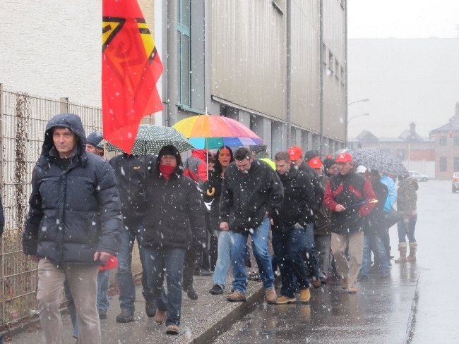 Mitarbeiter der manroland bilden Menschenkette für den Erhalt ihrer Arbeitsplätze, Foto: B4BSCHWABEN
