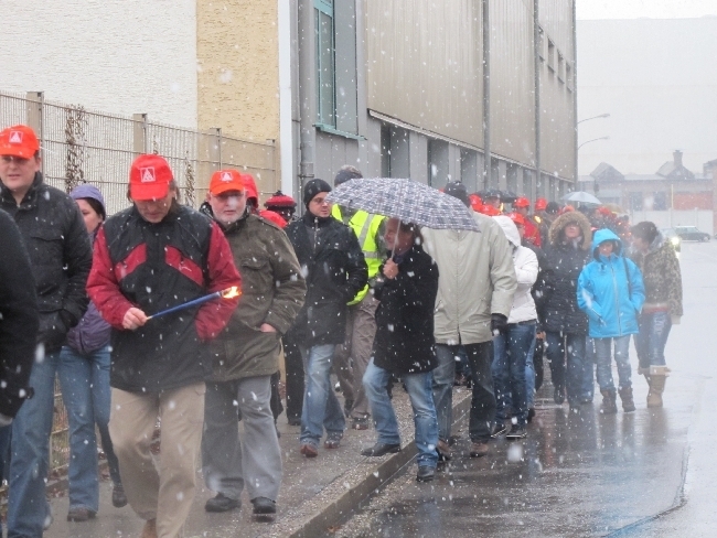 Mitarbeiter der manroland bilden Menschenkette für den Erhalt ihrer Arbeitsplätze, Foto: B4BSCHWABEN