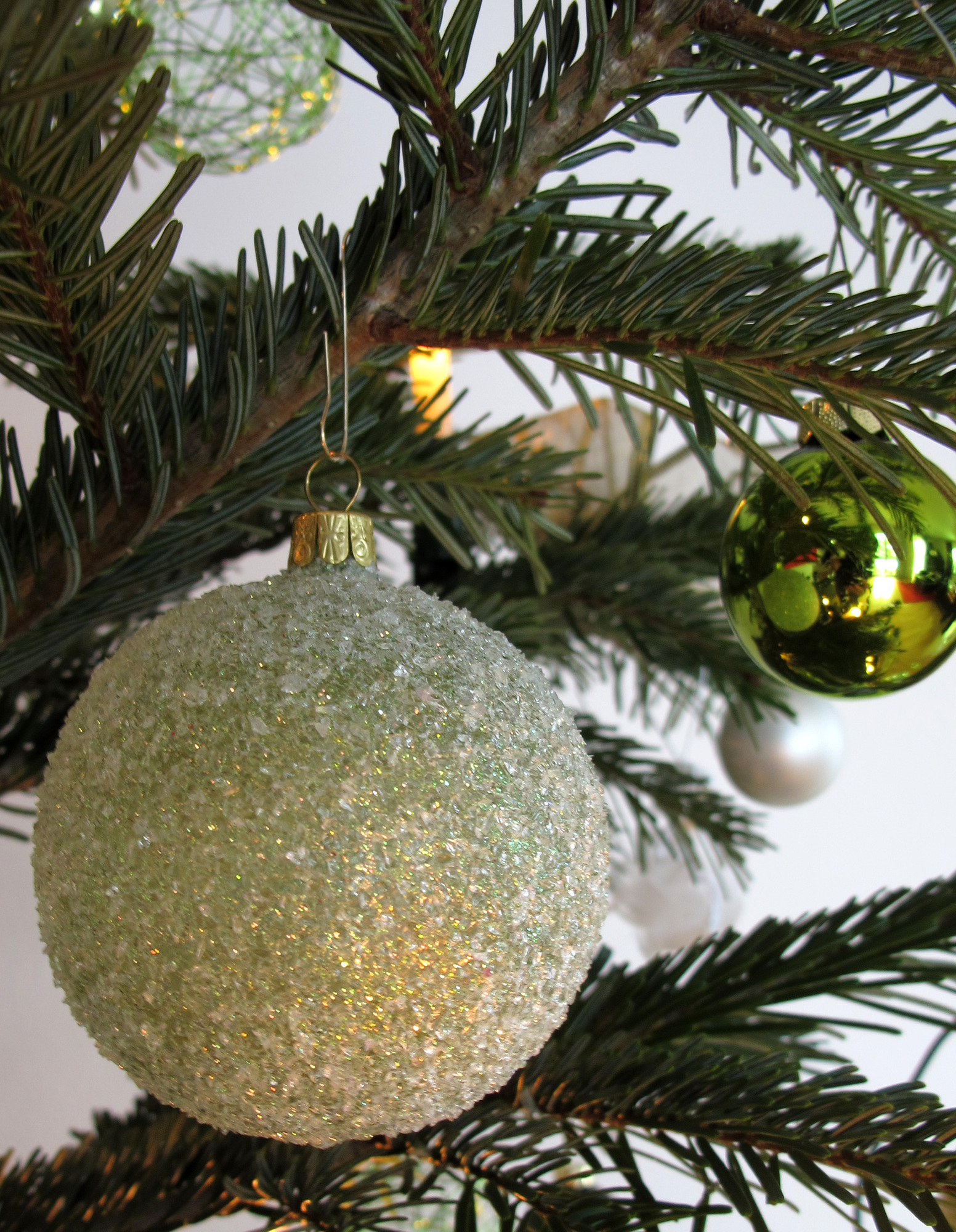 Unbedingt vollständig abdekorieren sollte man den Christbaum, bevor man ihn entsorgt. Foto: Stefanie Vögele/Landratsamt Unterall