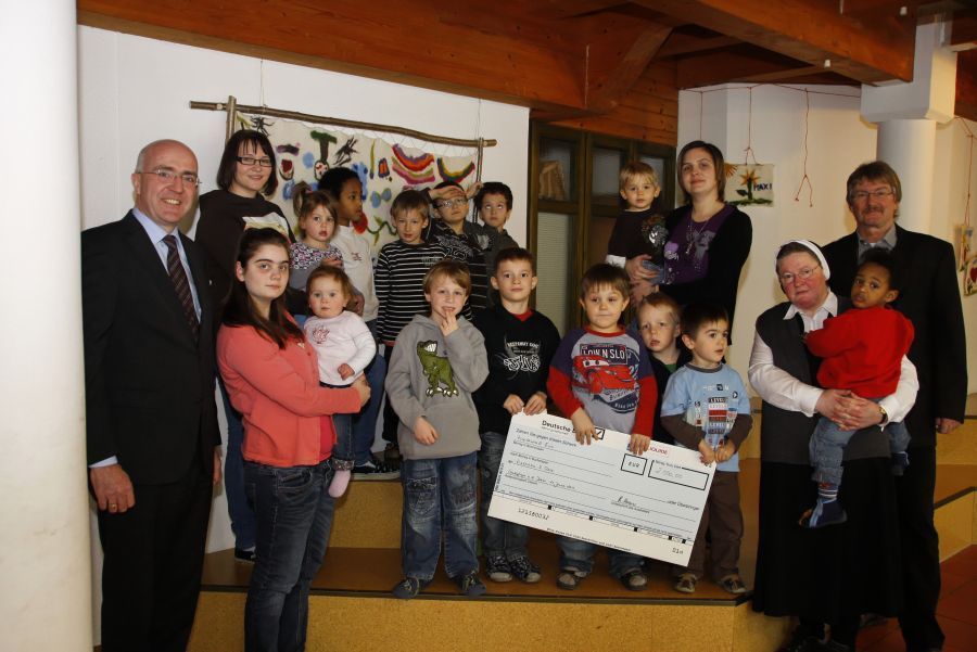R. Kremer und P. Wrigg bedankten sich bei Schwester Maria Elisabeth mit 2.000 Euro. Foto: Air Liquide.