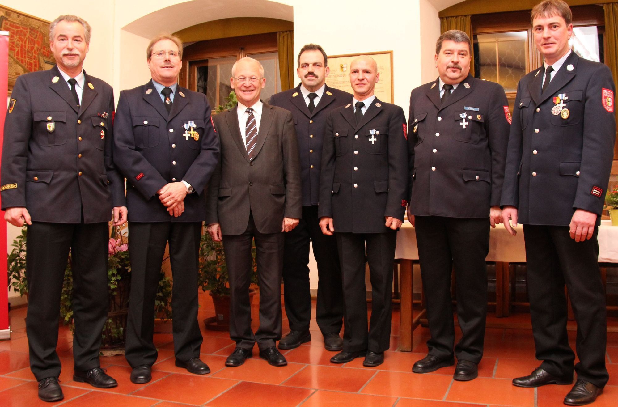 OB Dr. Ivo Holzinger ehrt verdiente Feuerwehrmänner, Foto: Stadt Memmingen