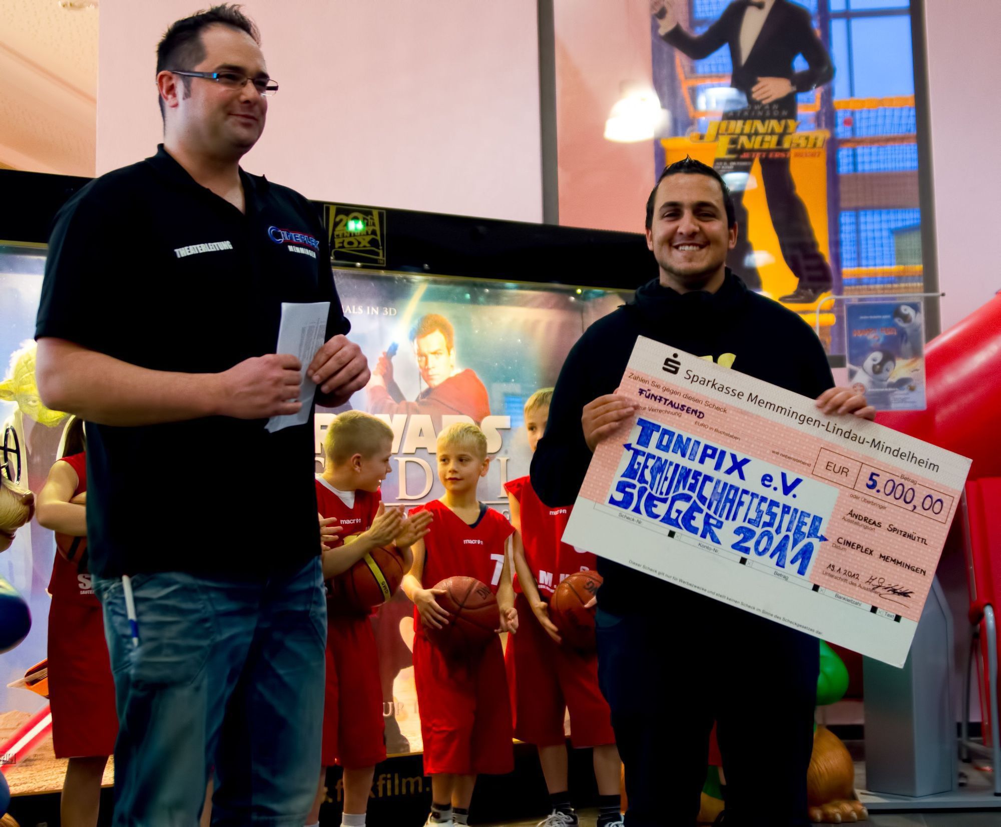 Toni Demirci übergibt den Scheck an die Memminger Sportvereine, Foto: Cineplex Memmingen