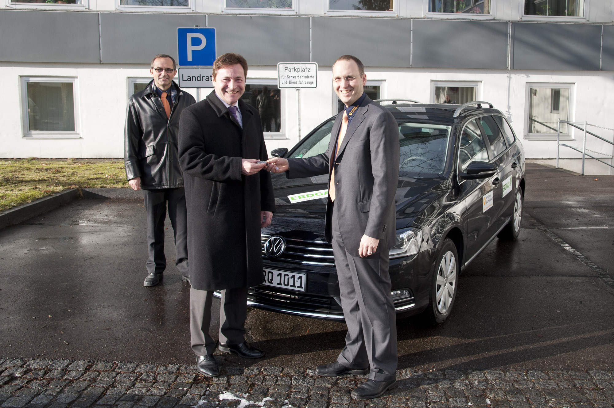Helmut Kaumeier, Landrat Leo Schrell und Dr. Christian Blümm bei der Übergabe des Erdgas-Fahrzeuges zu Testzwecken, Foto: LRA