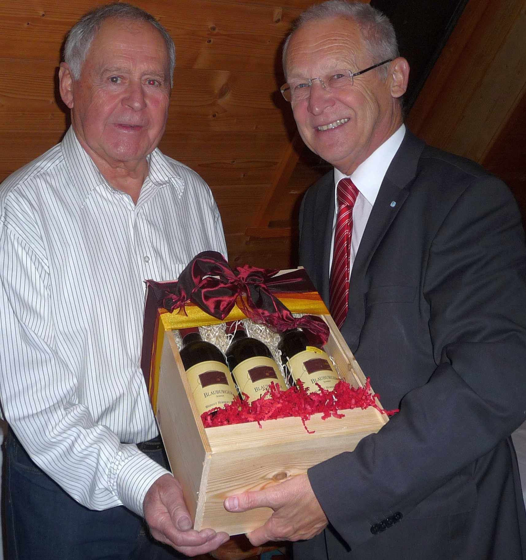 Zum 75. Geburtstag gab's ein paar Flaschen guten Wein, Foto: Stadt Memmingen