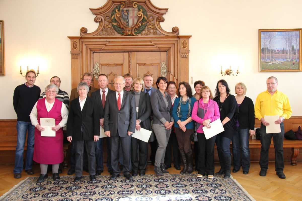 OB Dr. I. Holzinger ehrte „seine“ Mitarbeiter für die langjährige Treue zum Öffentlichen Dienst. Foto: Stadt Memmingen.