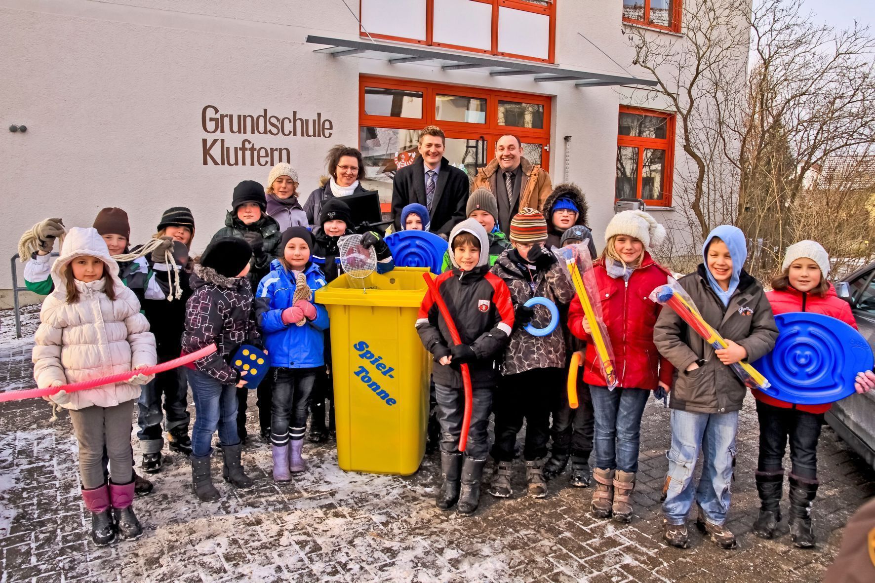 Spendenübergabe der Firma Solvum an den Kindergarten und die Grundschule Kluftern, Foto: Solvum GmbH & Co. KG