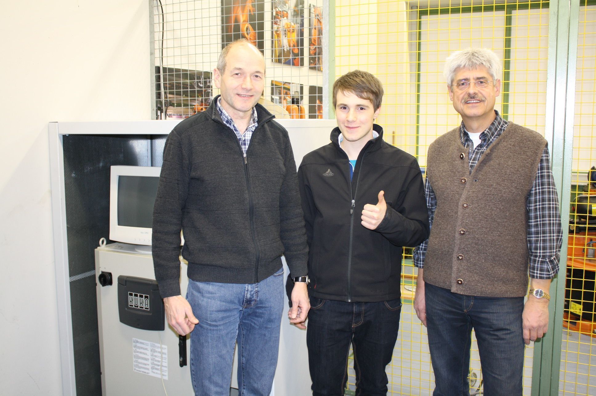 Azubi Andreas Fix und seine Lehrkräfte freuen sich über das lärmreduzierte Klassenzimmer, Foto: FAIST