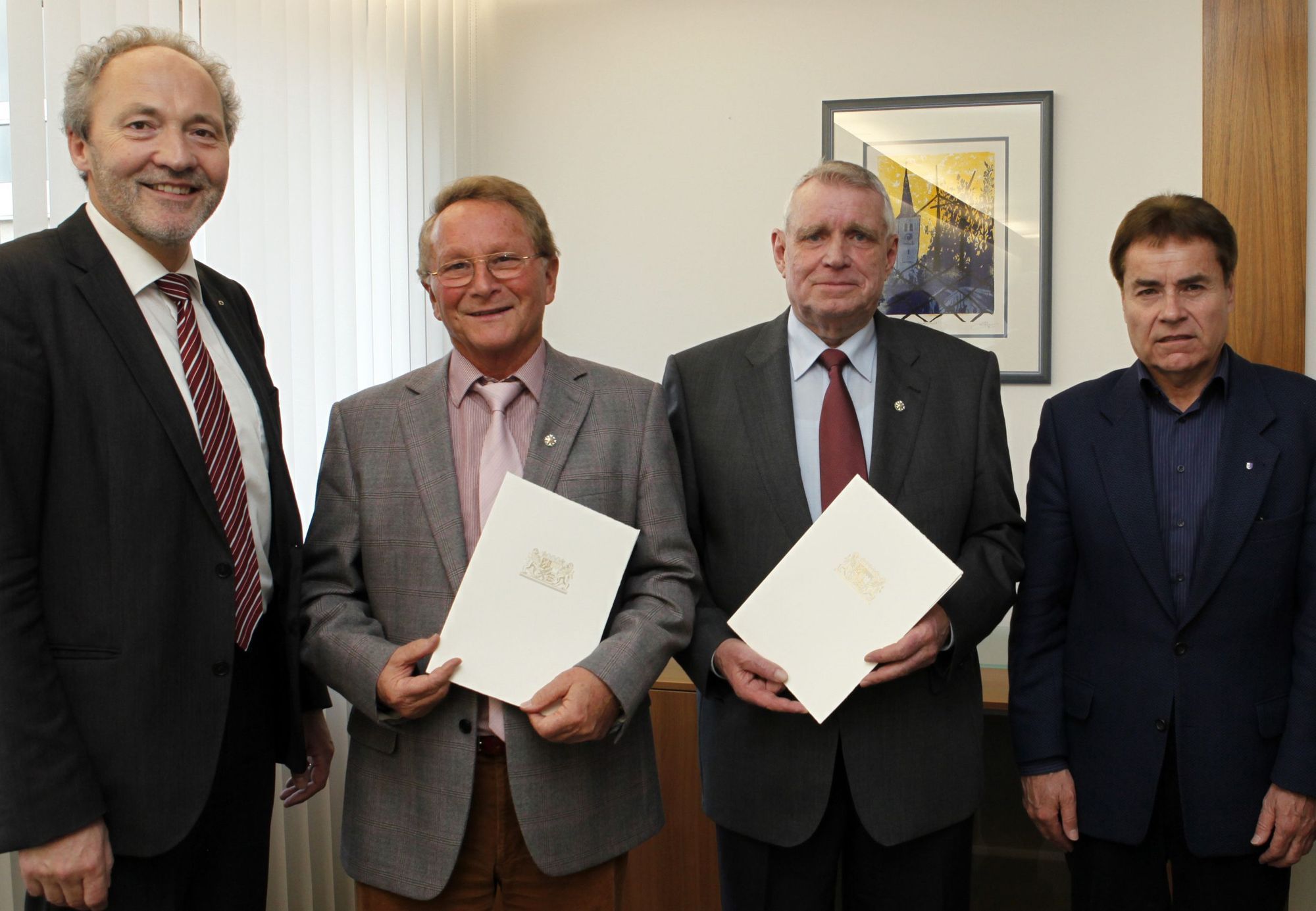 Rudi Broda und Harald Heinzte bekamen das Ehrenzeichen des Bayerischen Ministerpräsidenten. Foto: lra Unterallgäu