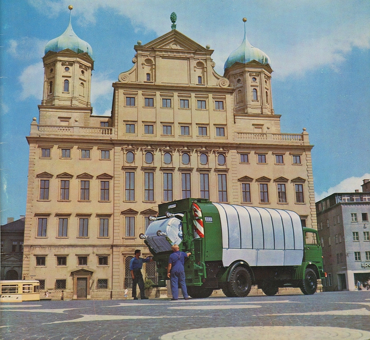 1971 KUKA Umwelttechnik mit kommunalen Müllfahrzeugen, Foto: KUKA Systems