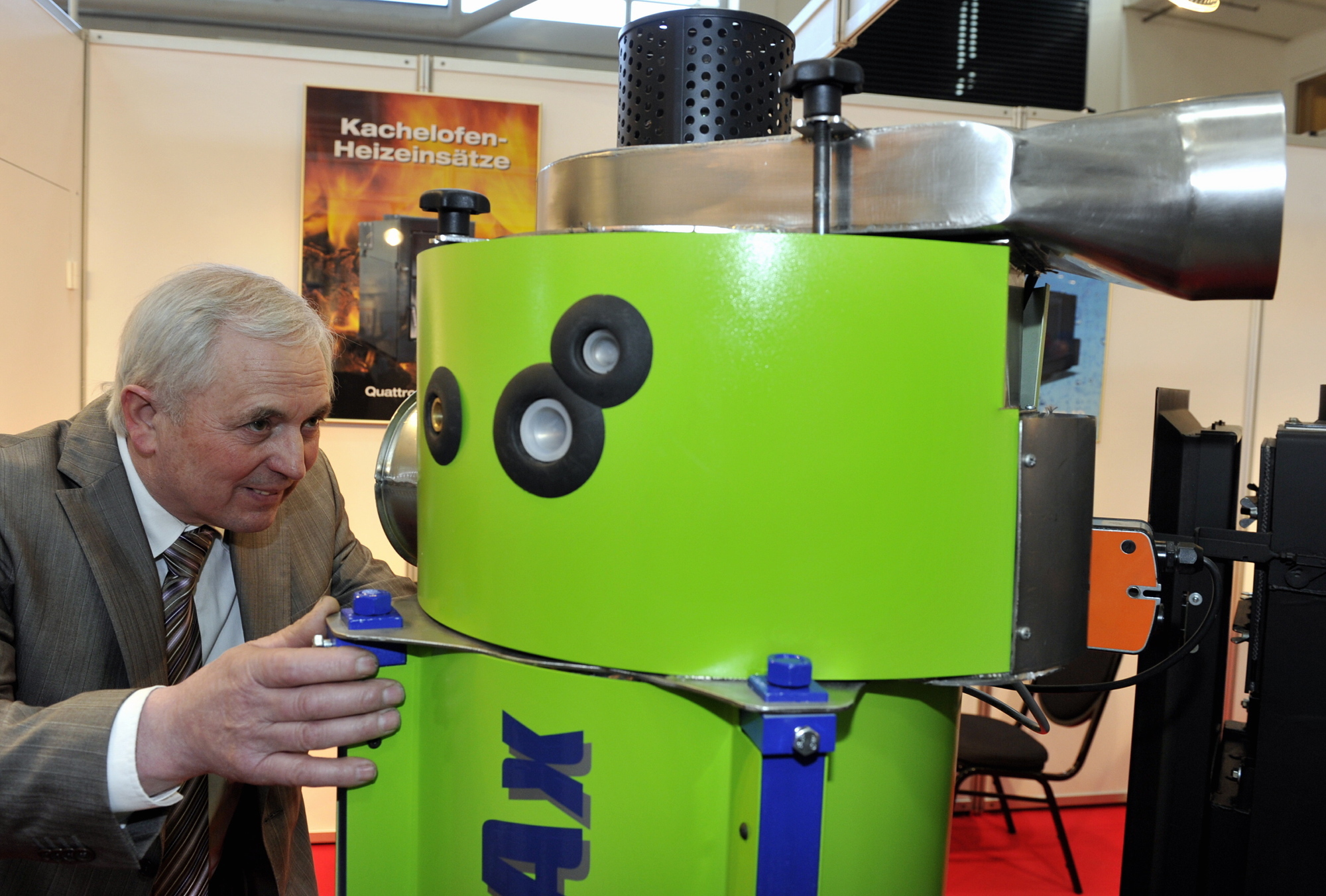 Das Brennwertgerät Pyrax mit Manfred Mayr; Foto: HWK SchwabenSchwaben