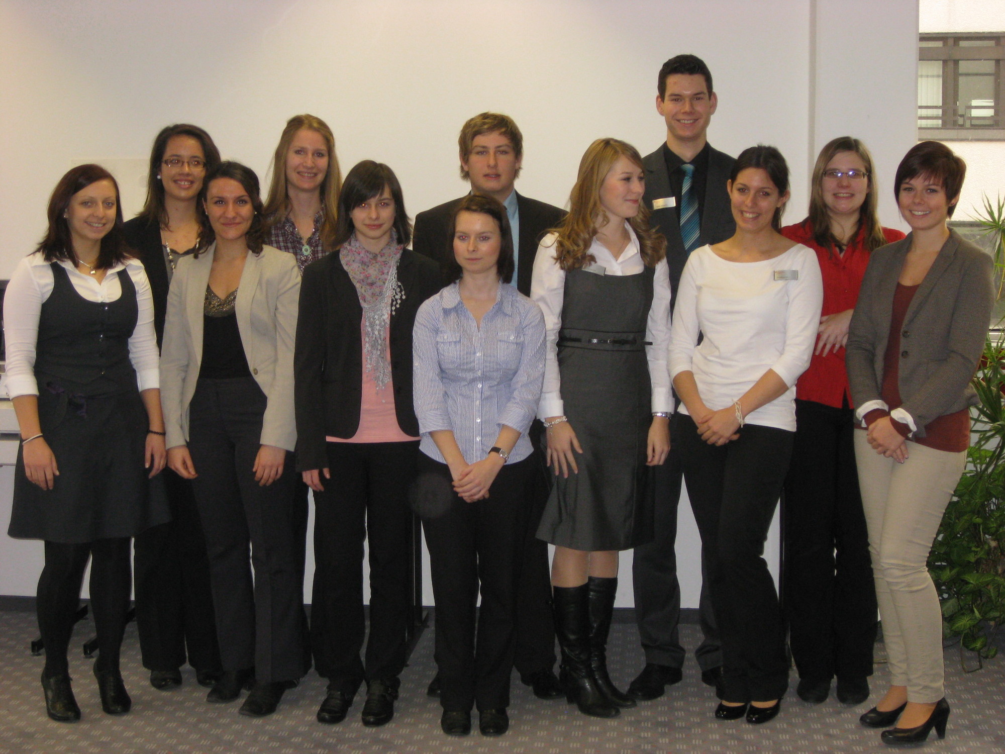 Die erfolgreichen Azubis der Stadtsparkasse Augsburg können sich freuen, Foto: Stadtsparkasse Augsburg