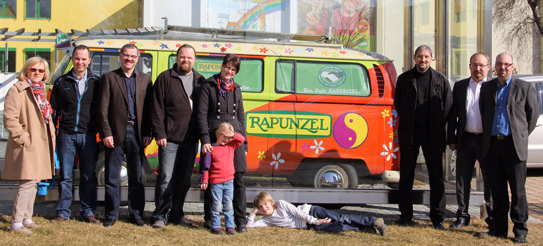 Mitglieder der Wirtschaftsjunioren Donau-Ries vor dem Firmensitz der Rapunzel Naturkost GmbH in Legau, Foto: WJ Donau-Ries