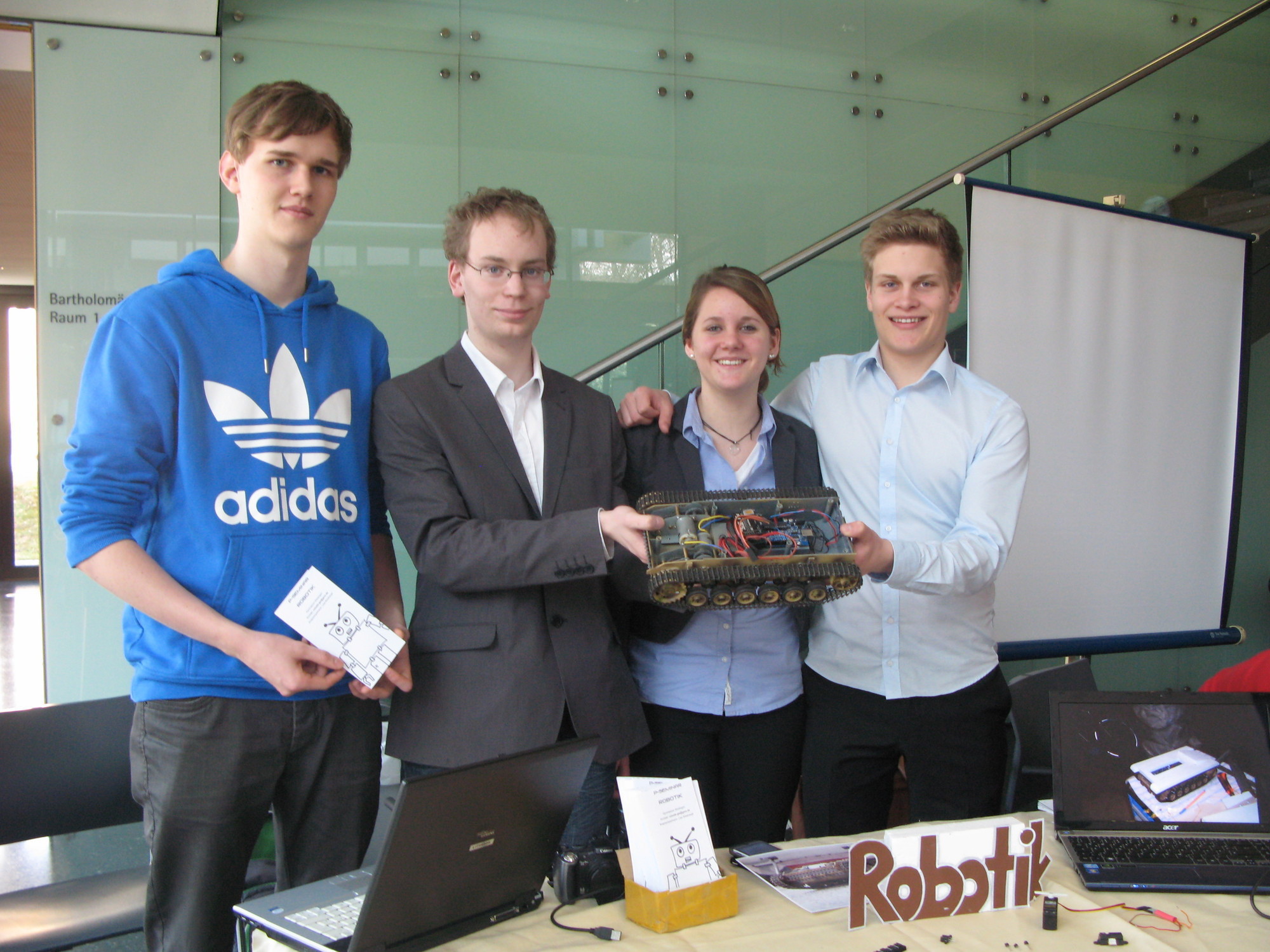 Die Schüler vom Gymnasium Wertingen haben im P-Seminar bei der KUKA AG einen Roboter gebaut, Foto: IHK Schwaben