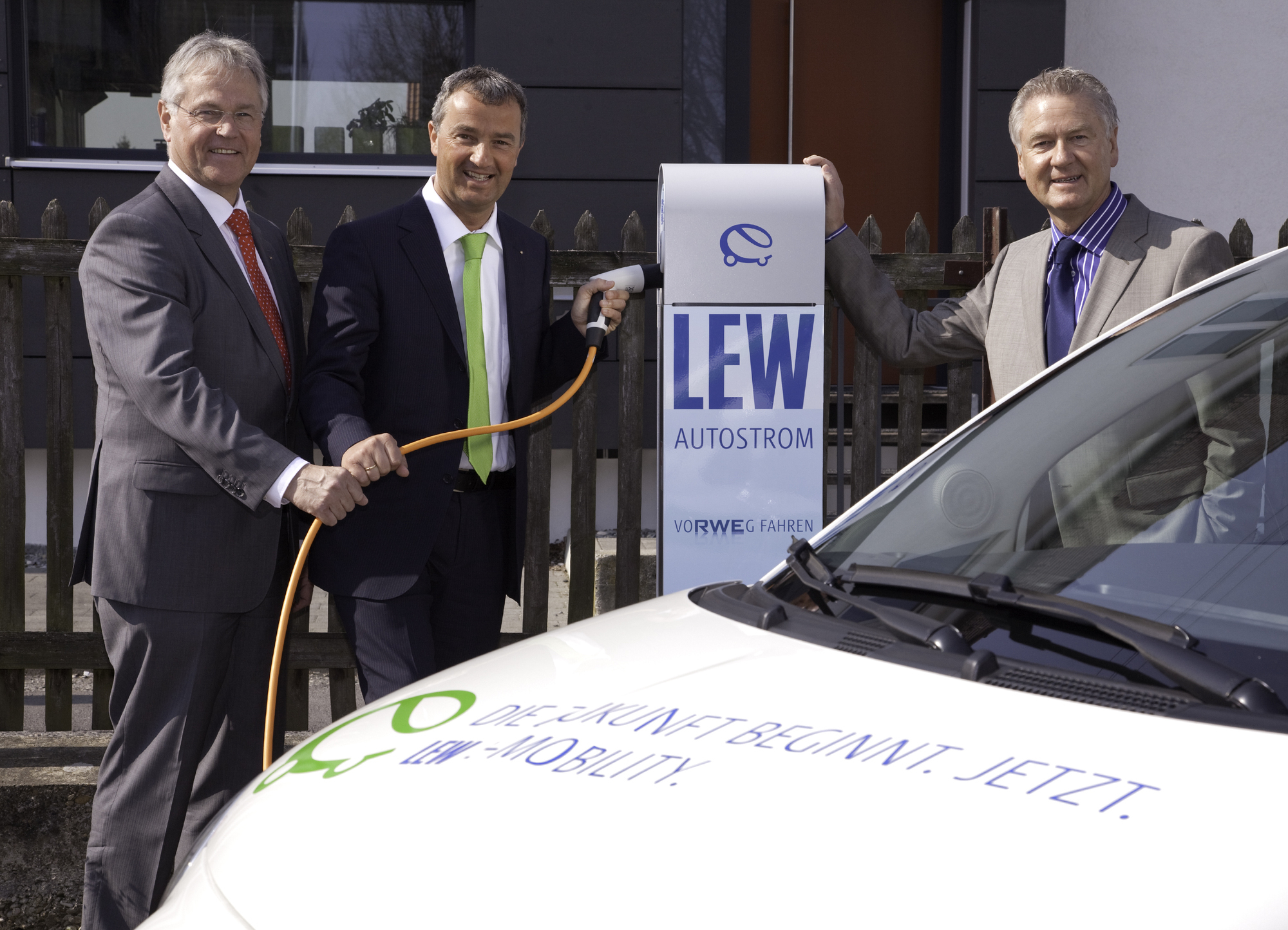 Paul Waning, Gerhard Jauernig und Walter Pache präsentieren die neue Stromtankstelle, Foto: LEW