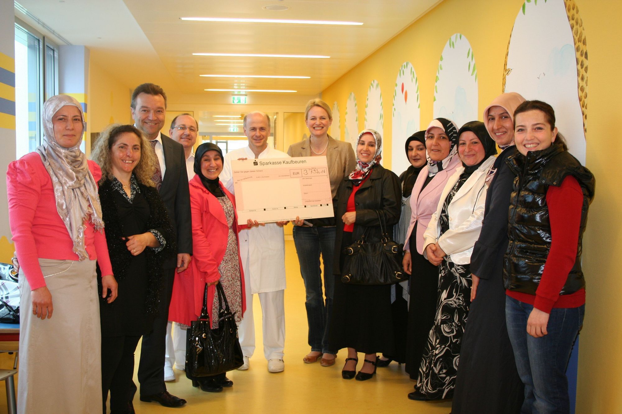 Türkische Fraune aus Kaufbeuren spendeten für das Klinikum Kaufbeuren. Foto: Klinikum Ostallgäu-Kaufbeuren