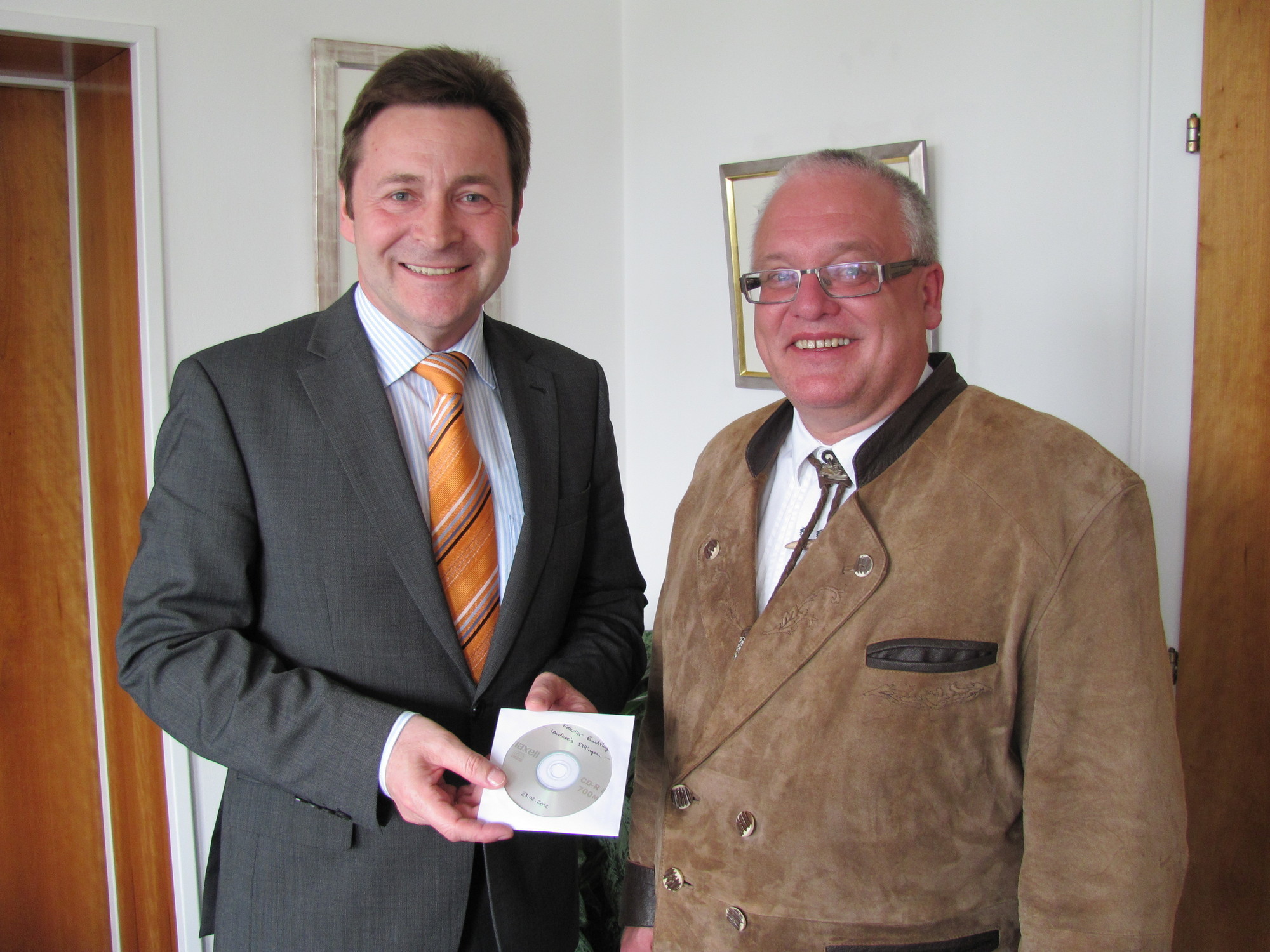 Landrat Leo Schrell erhält von Thomas Wagner den virtuellen Rundflug über den Landkreis Dillingen, Foto: Landratsamt Dillingen