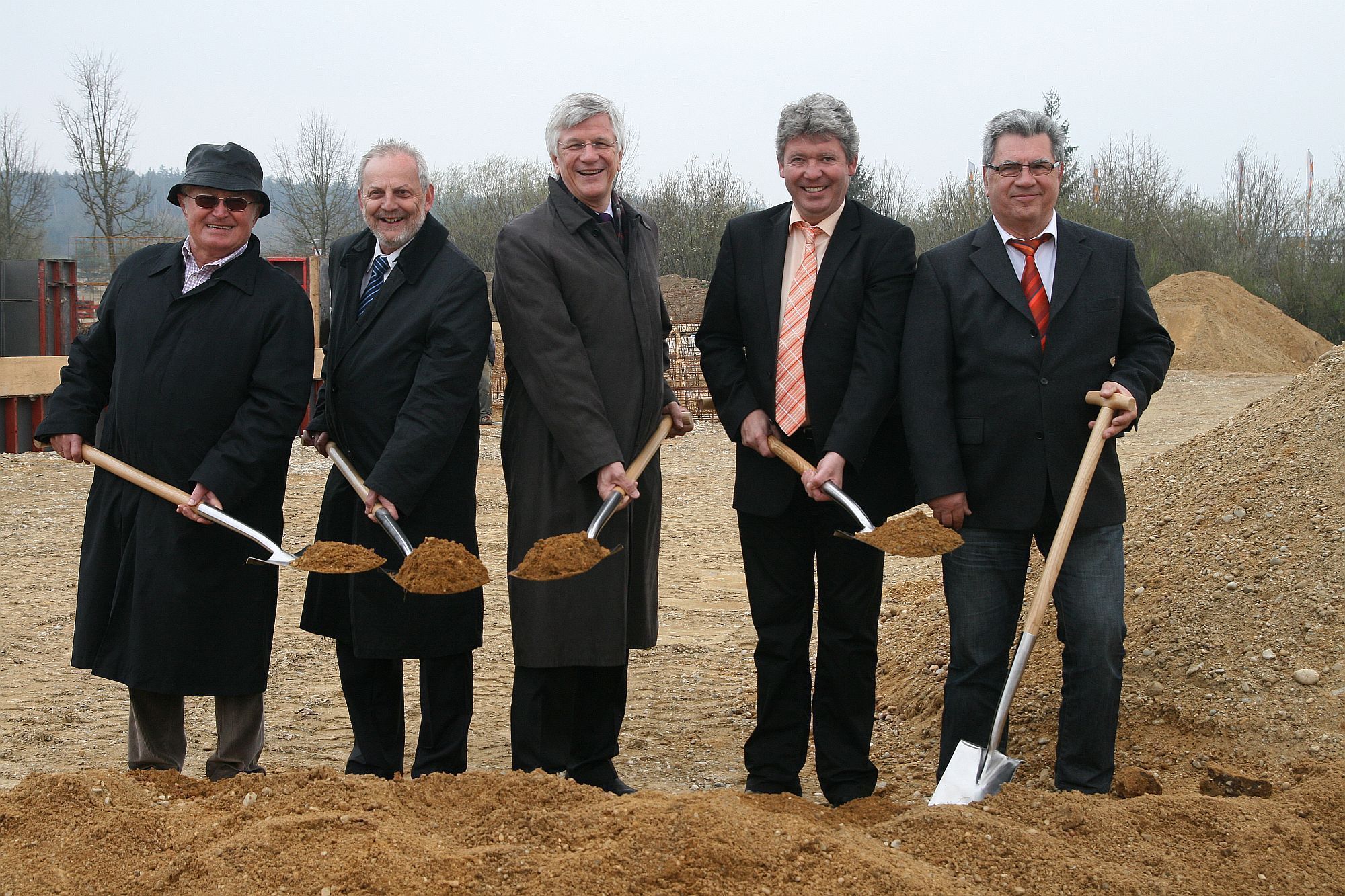 Spatenstich: v. r. Rolf Gödickemeyer, stv. Bauherr und Planer, Werner Schmid, GF Bavaristo Management GmbH, Landrat Christian Kn