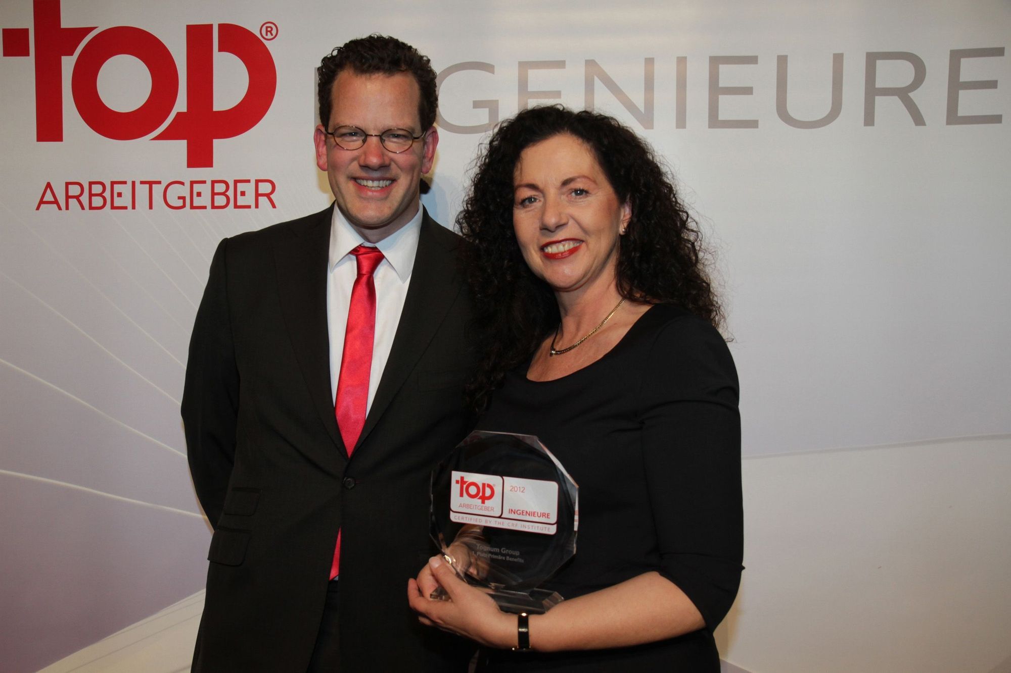 Regine Siemann nimmt den Award “Top-Arbeitgeber Ingenieure 2012” von David Plink entgegen. Foto: Tognum