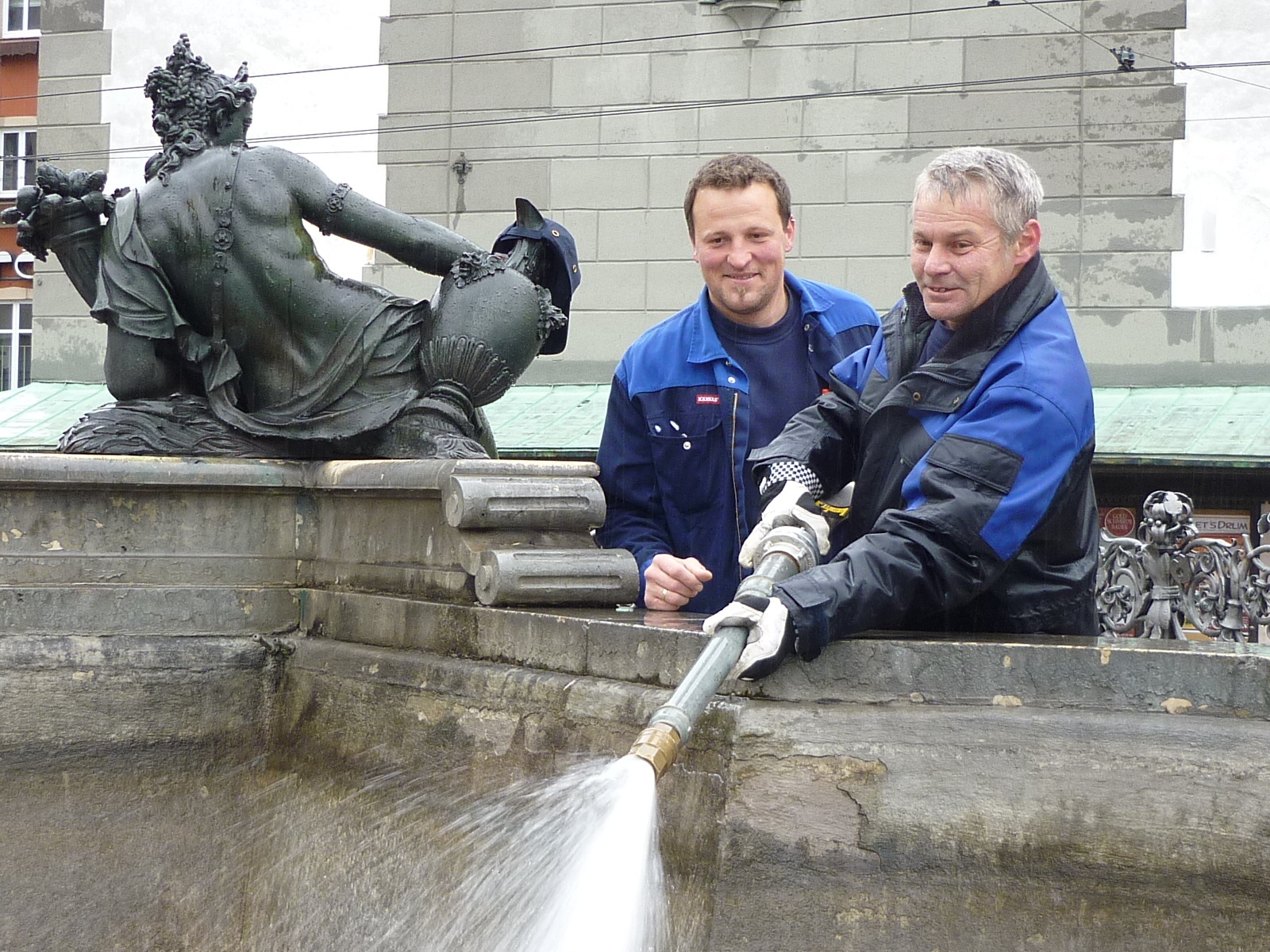 Christian Meier und Thomas Meier haben am Dienstag den Augustusbrunnen wieder mit Wasser befüllt, Foto: swa
