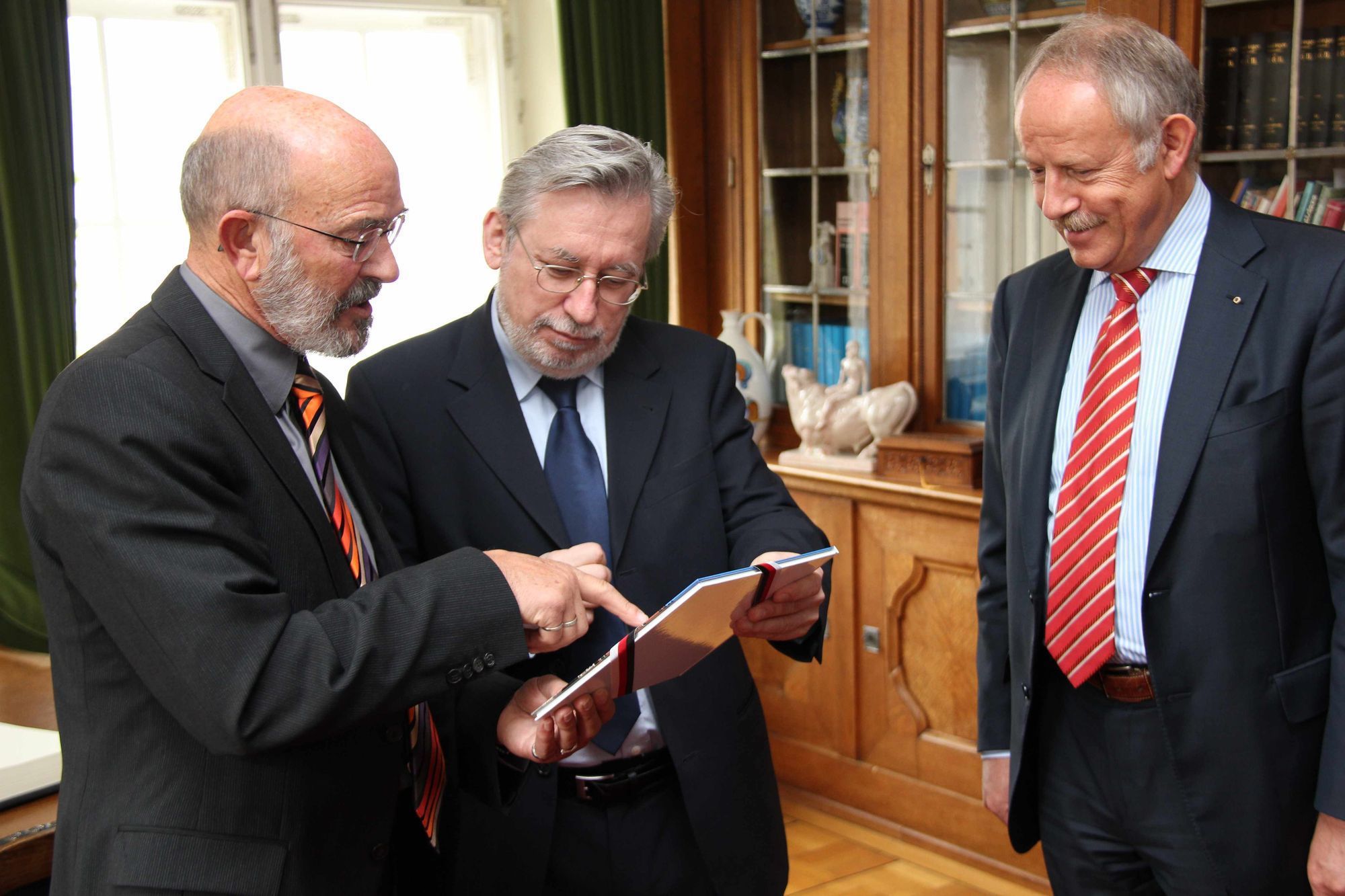 Dr Grotzky trug sich bei seinen Besuch in Memmingen in das golde