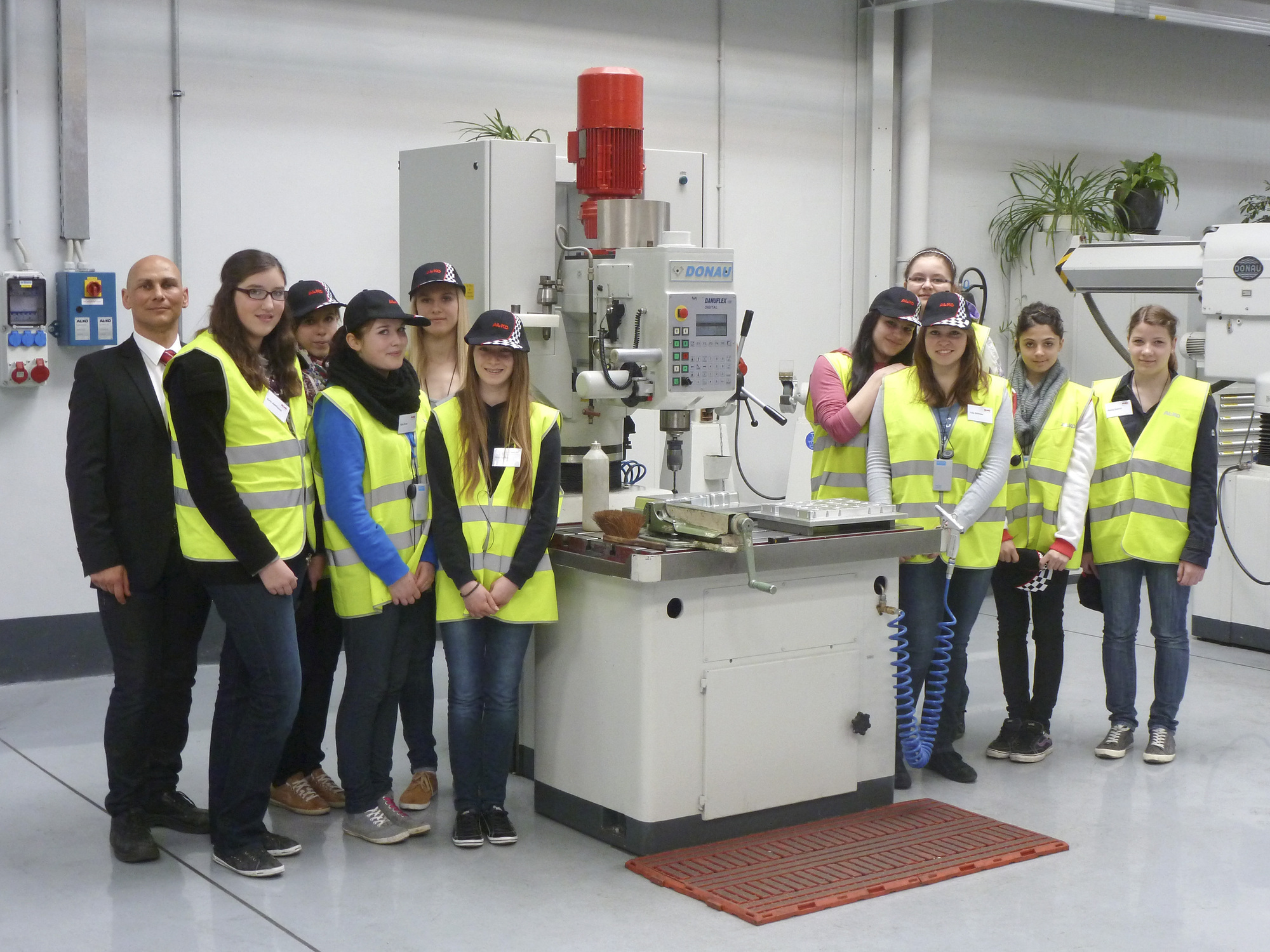 Rundgang durch die Produktionsanlagen am Girls`Day, Foto: AL-KO