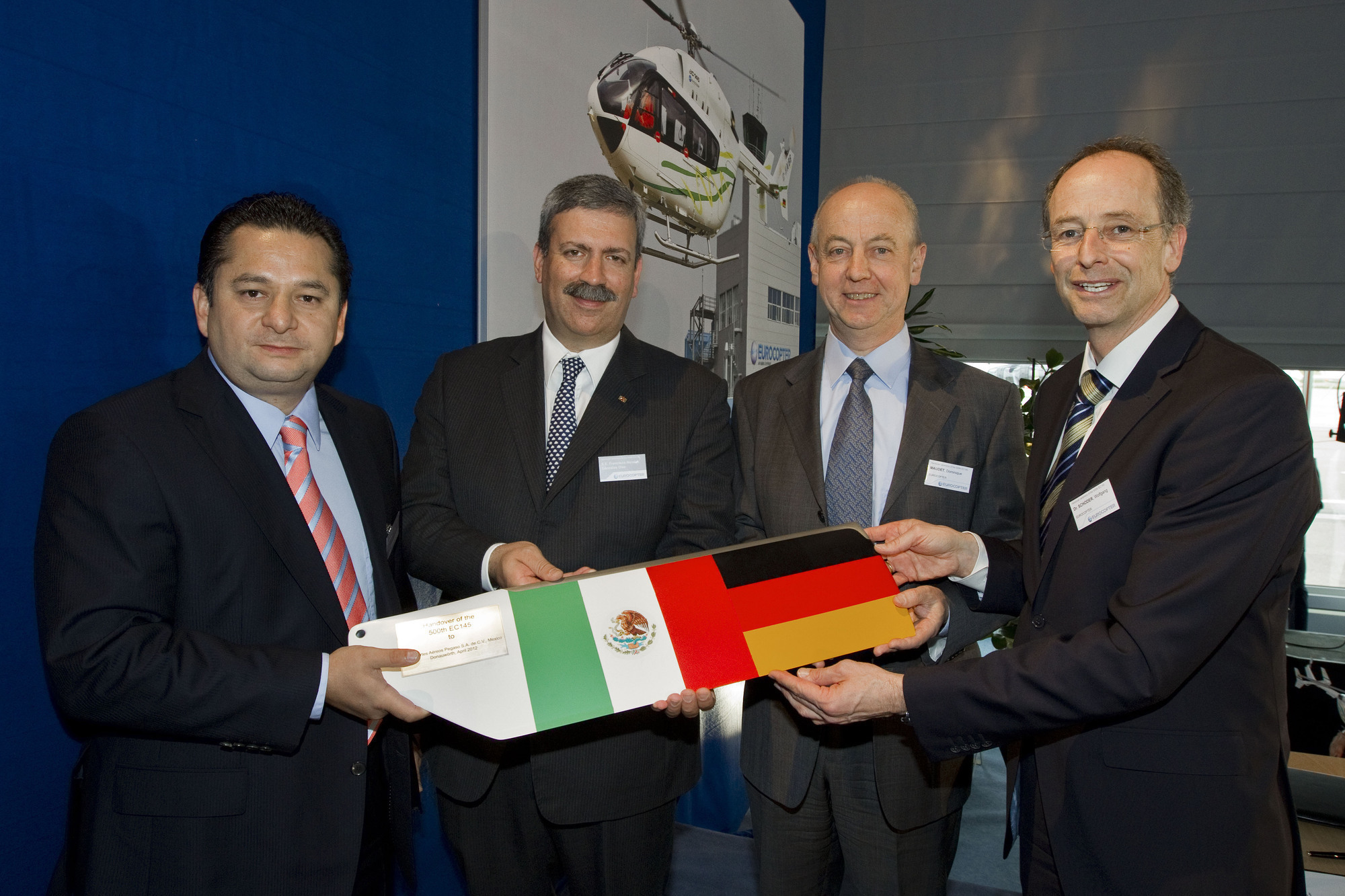 Enrique Zepeda, Francisco Nicolás González Díaz, Dominique Maudet und Dr. Wolfgang Schoder, © Eurocopter, Charles Abarr