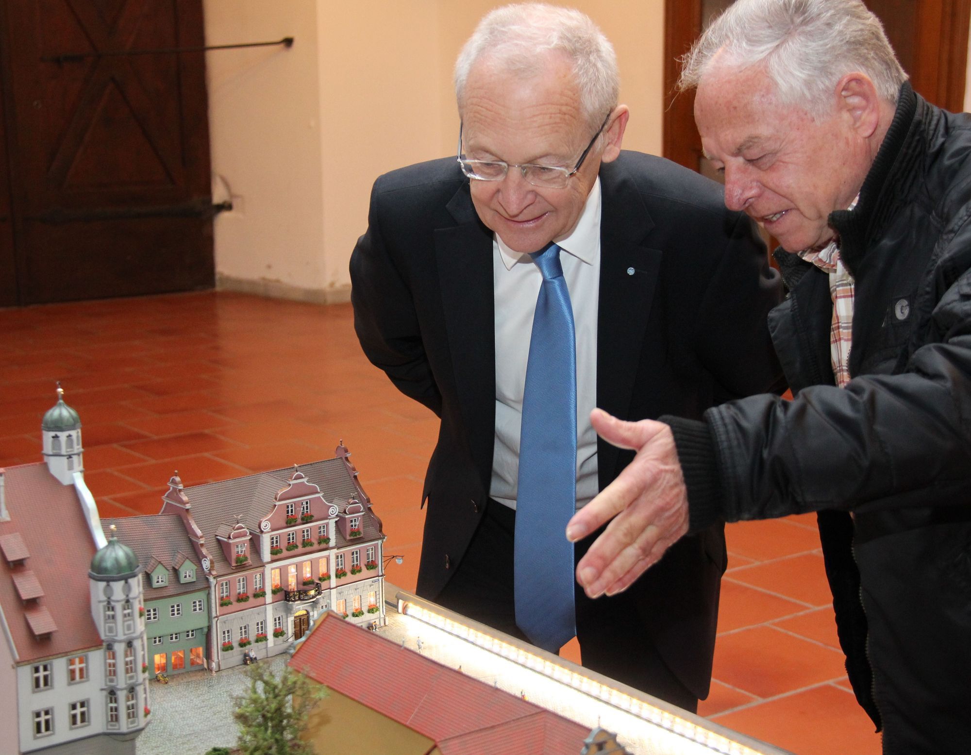 Oberbürgermeister Dr. Ivo Holzinger betrachtet das Modell mit Gustav Wassermann. Foto: Pressestelle Stadt Memmingen