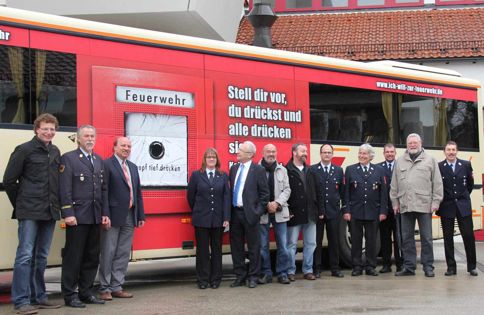 Der Schulbus mit der Werbung für die Feuerwehr vorgestellt. Foto: Pressestelle Stadt Memmingen