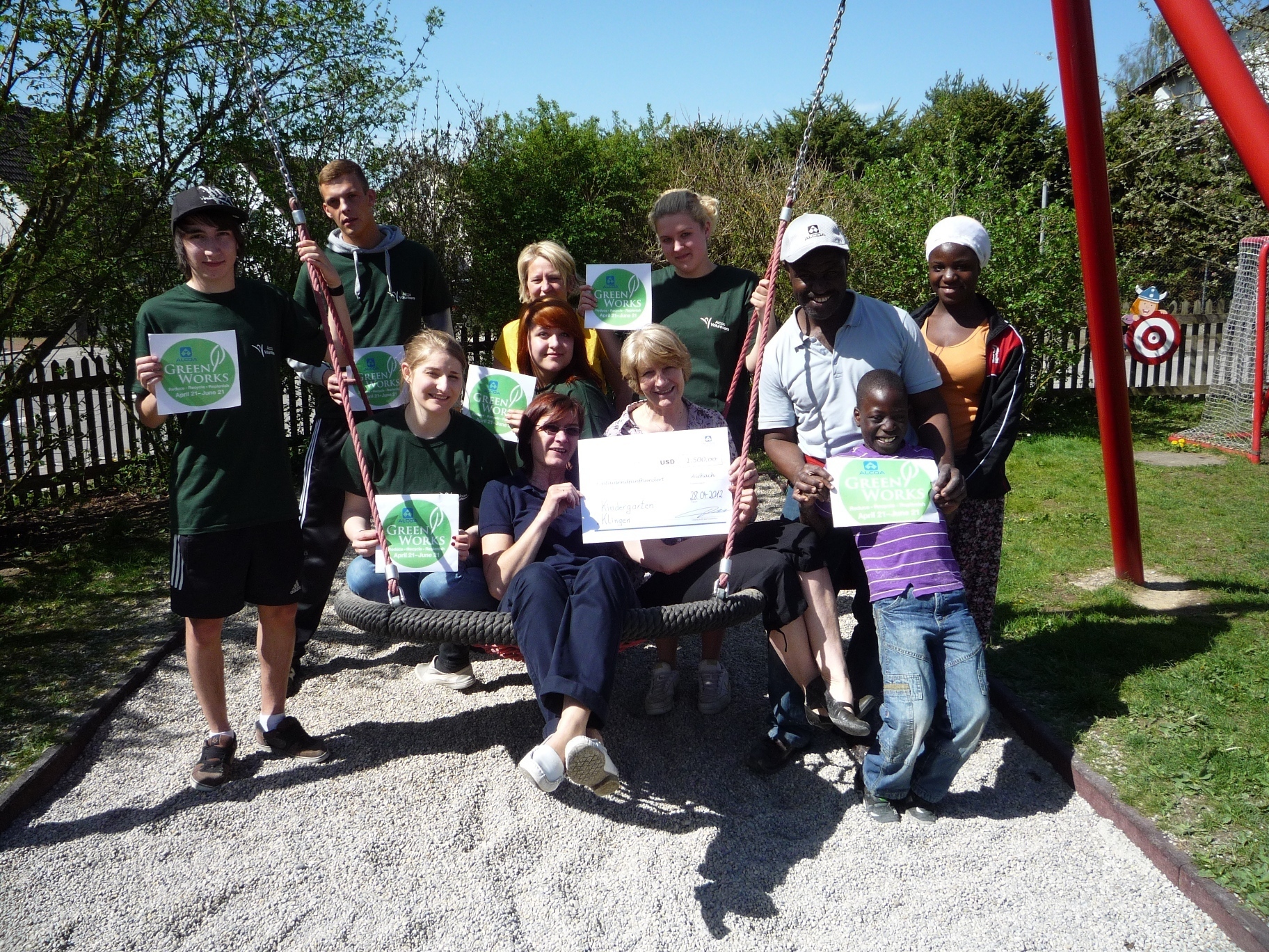 Alcoa Mitarbeiter engagieren sich gleich im Doppelpack, Foto: AFS Aichach