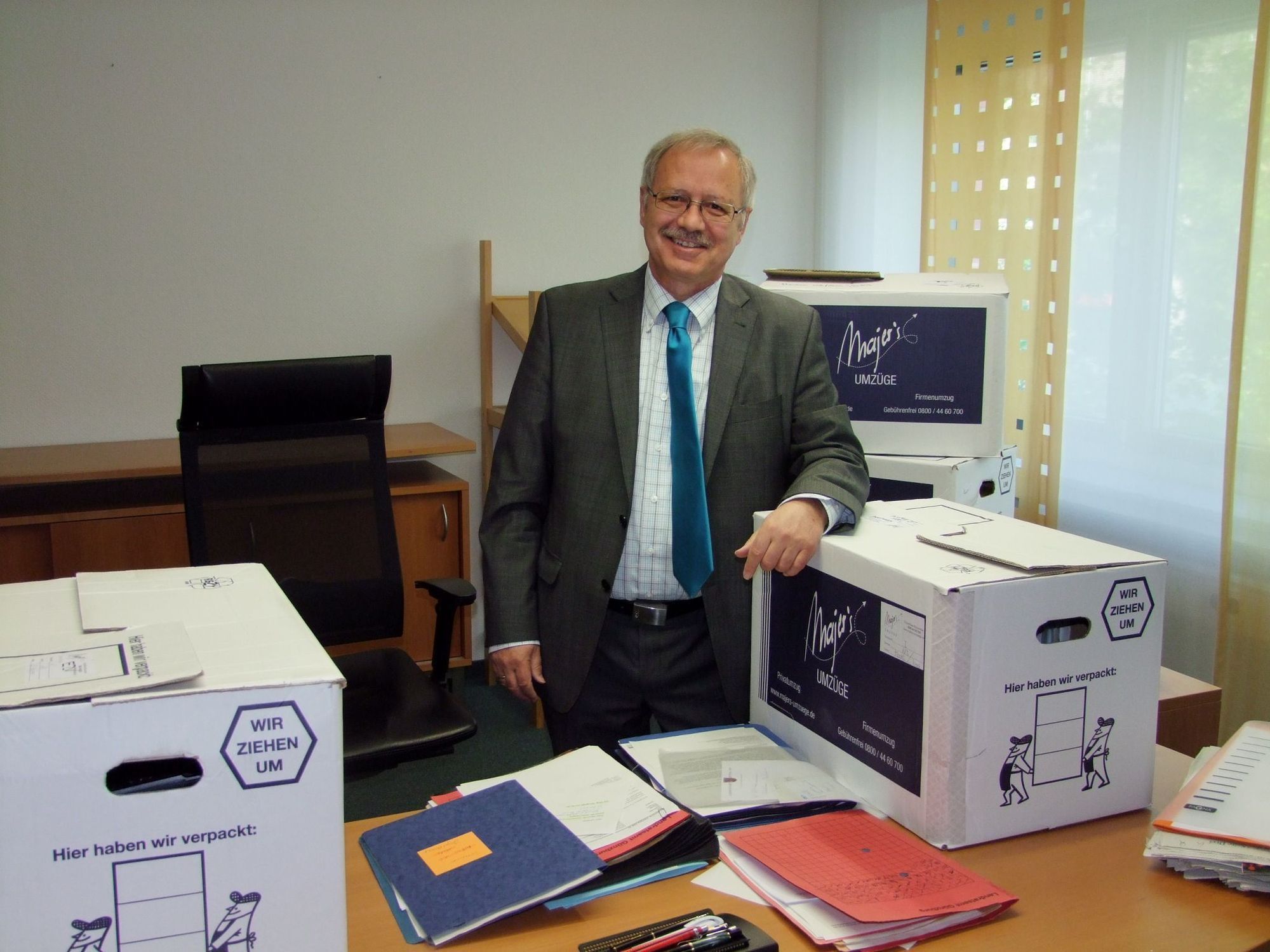Landrat Hafner zwischen Umzugskartons in seinem bisherigen Büro. Foto: lra Günzburg