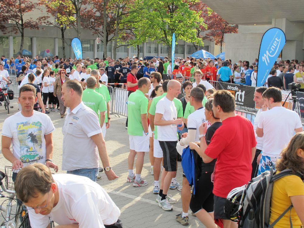 1. Augsburger Firmenlauf: Der Start. Fotos: B4B SCHWABEN