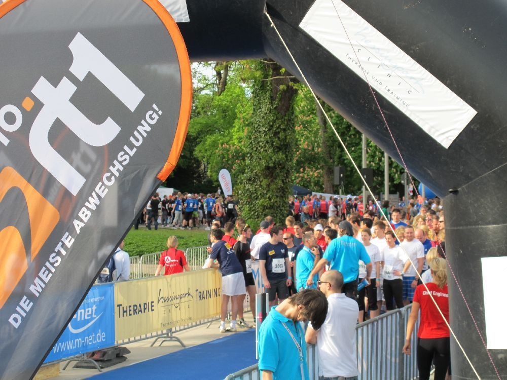 1. Augsburger Firmenlauf: Der Start. Fotos: B4B SCHWABEN