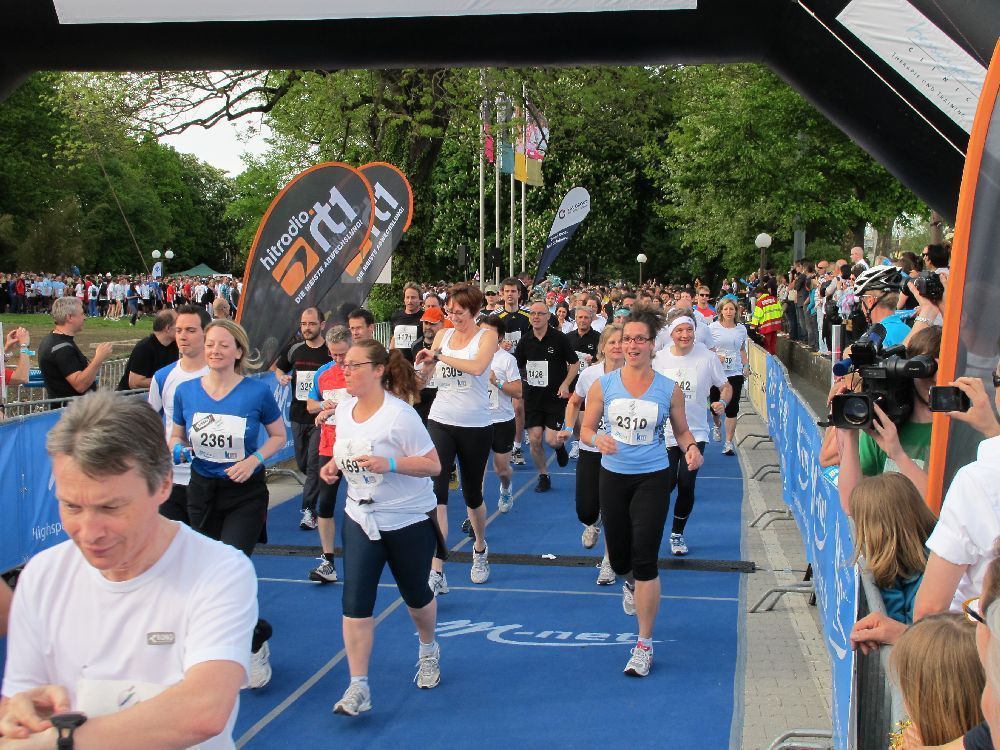1. Augsburger Firmenlauf: Der Start. Fotos: B4B SCHWABEN