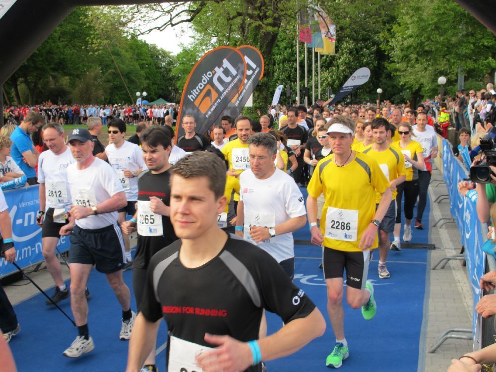 1. Augsburger Firmenlauf: Der Start. Fotos: B4B SCHWABEN