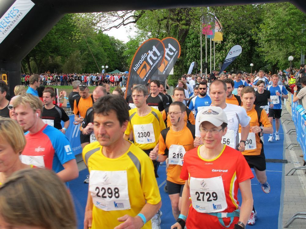 1. Augsburger Firmenlauf: Der Start. Fotos: B4B SCHWABEN