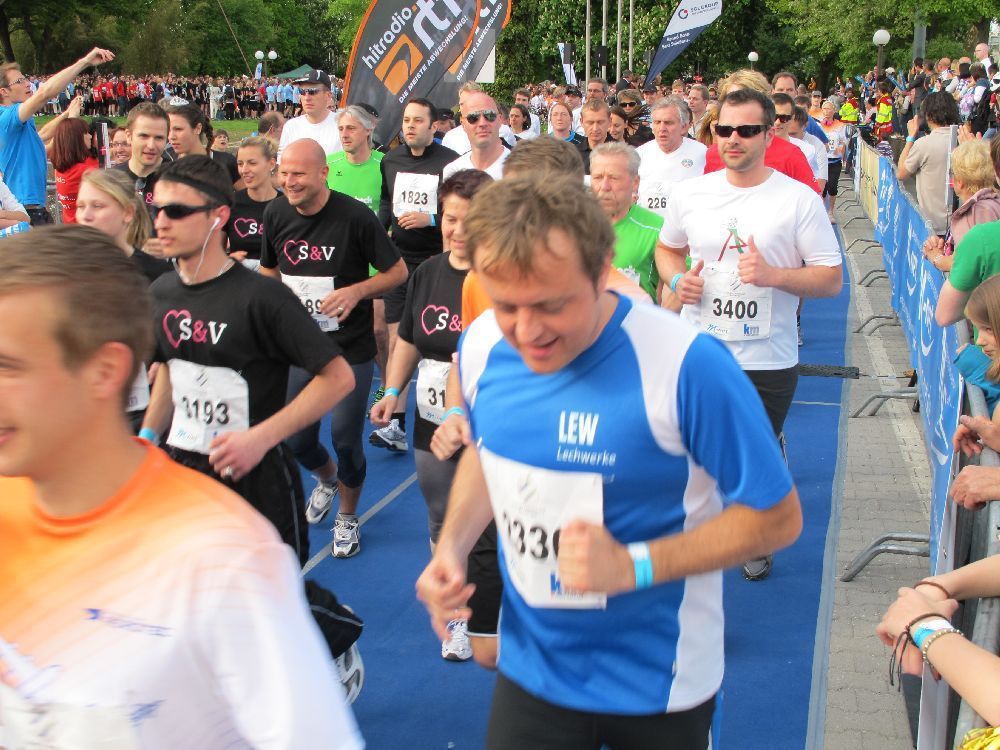 1. Augsburger Firmenlauf: Der Start. Fotos: B4B SCHWABEN