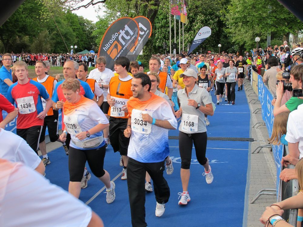 1. Augsburger Firmenlauf: Der Start. Fotos: B4B SCHWABEN