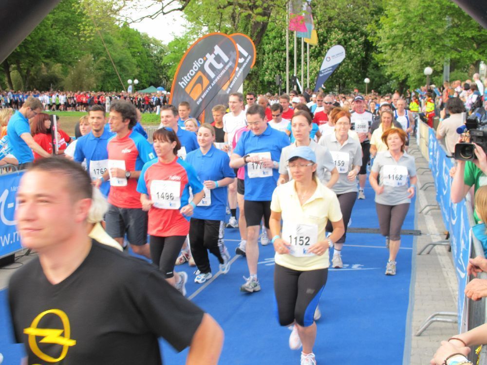 1. Augsburger Firmenlauf: Der Start. Fotos: B4B SCHWABEN