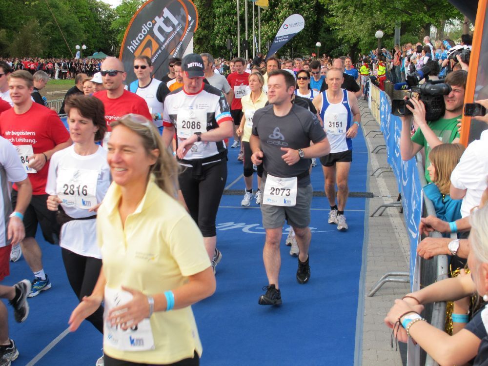 1. Augsburger Firmenlauf: Der Start. Fotos: B4B SCHWABEN