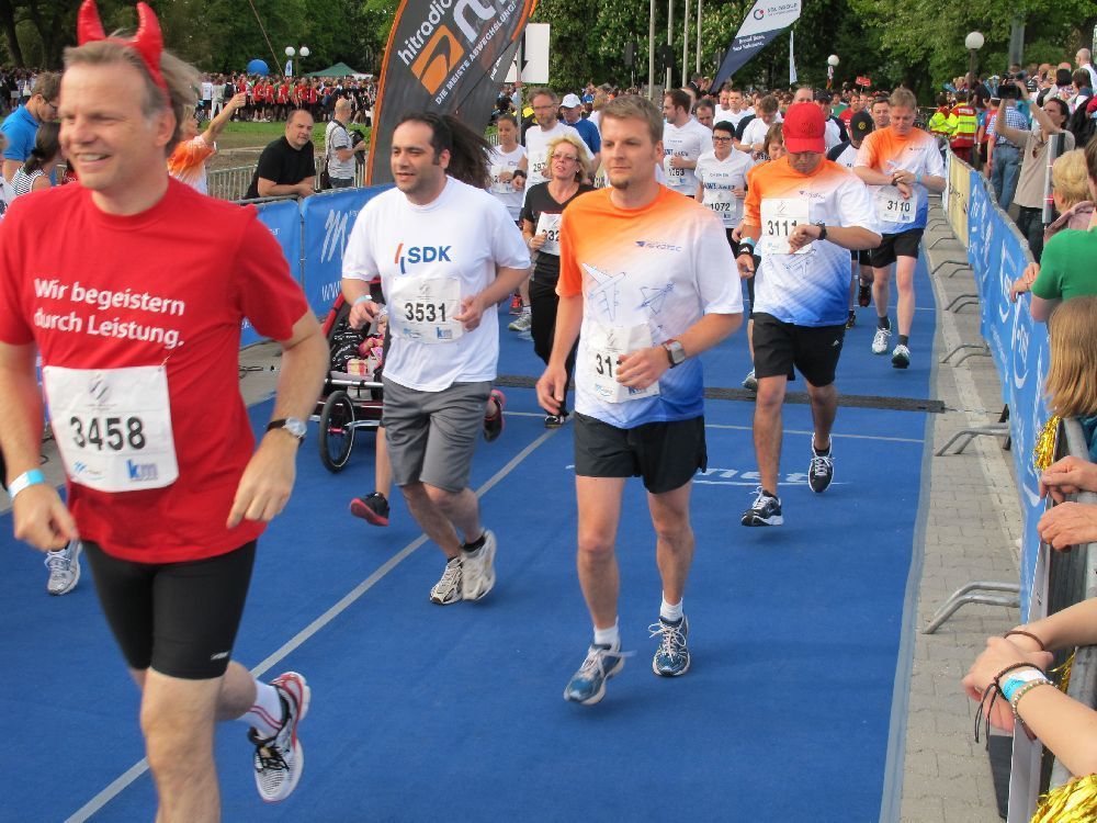 1. Augsburger Firmenlauf: Der Start. Fotos: B4B SCHWABEN
