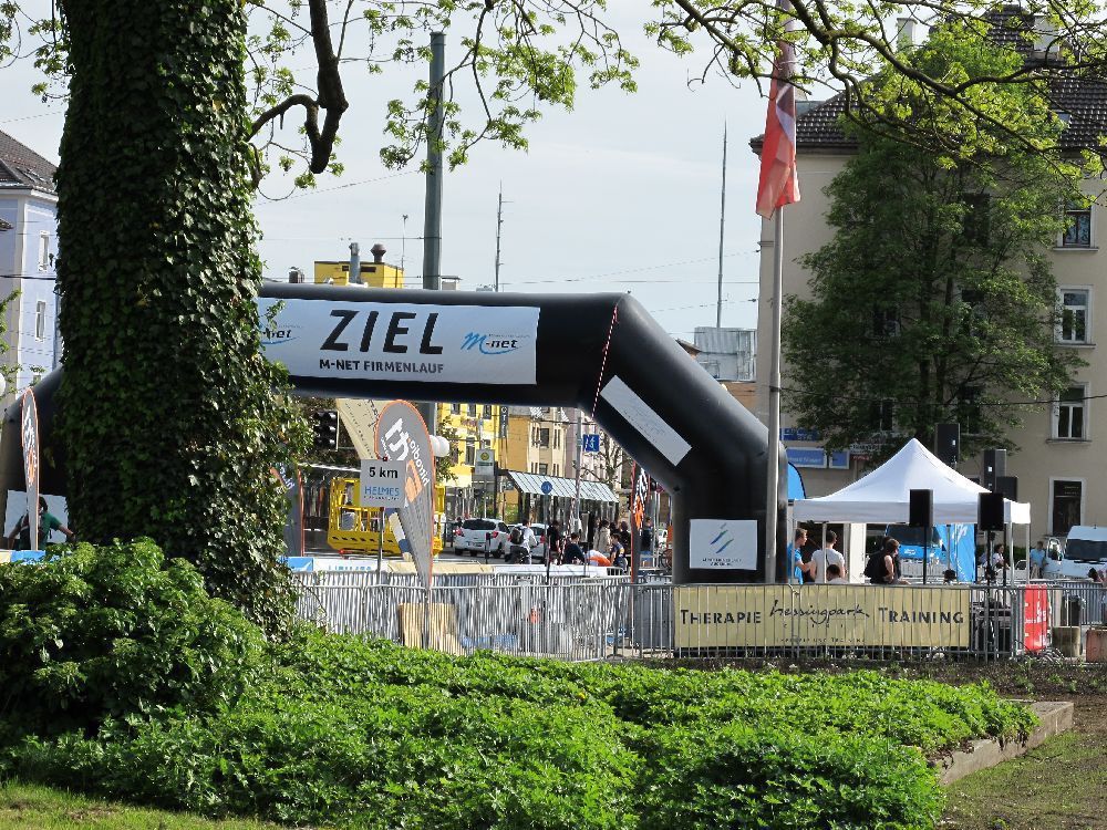 1. Augsburger Firmenlauf: Der Start. Fotos: B4B SCHWABEN