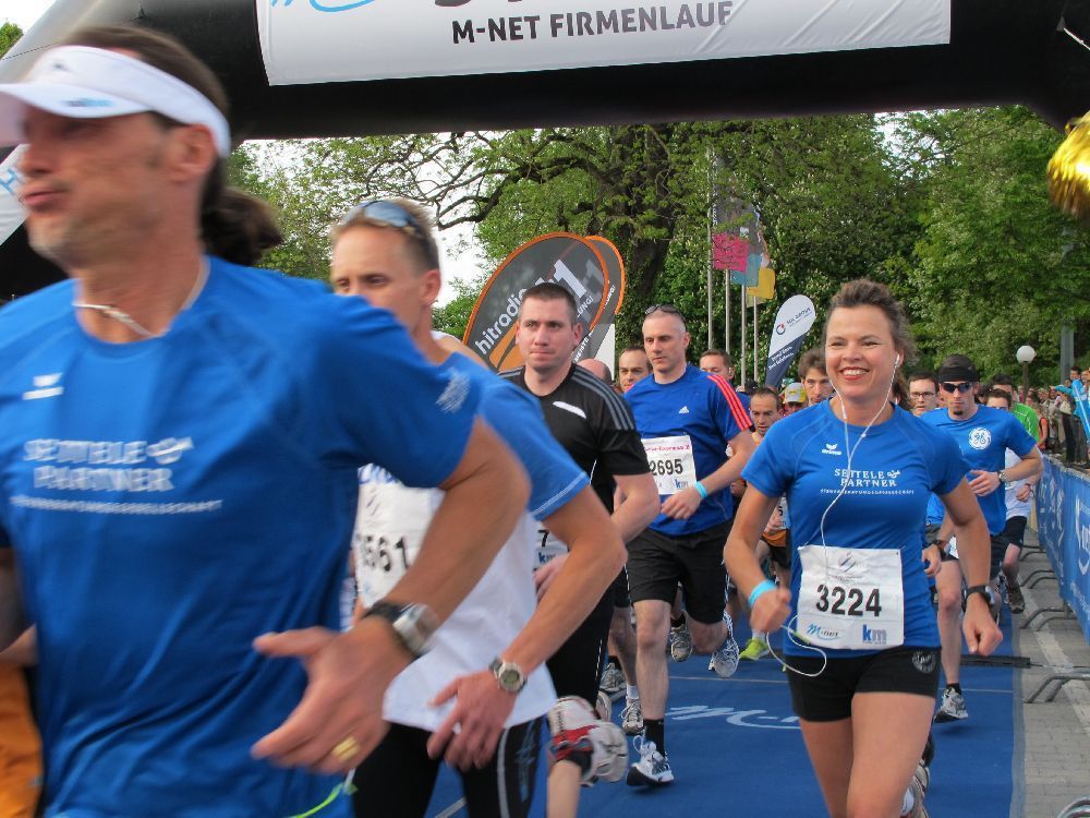 1. Augsburger Firmenlauf: Der Start. Fotos: B4B SCHWABEN