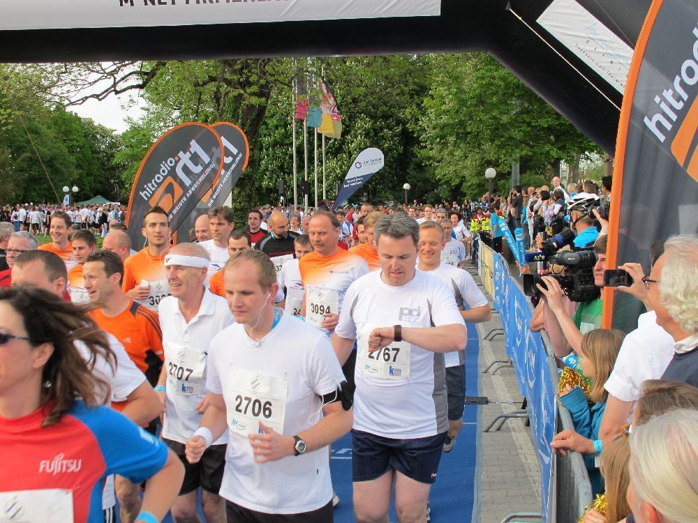 1. Augsburger Firmenlauf: Der Start. Fotos: B4B SCHWABEN