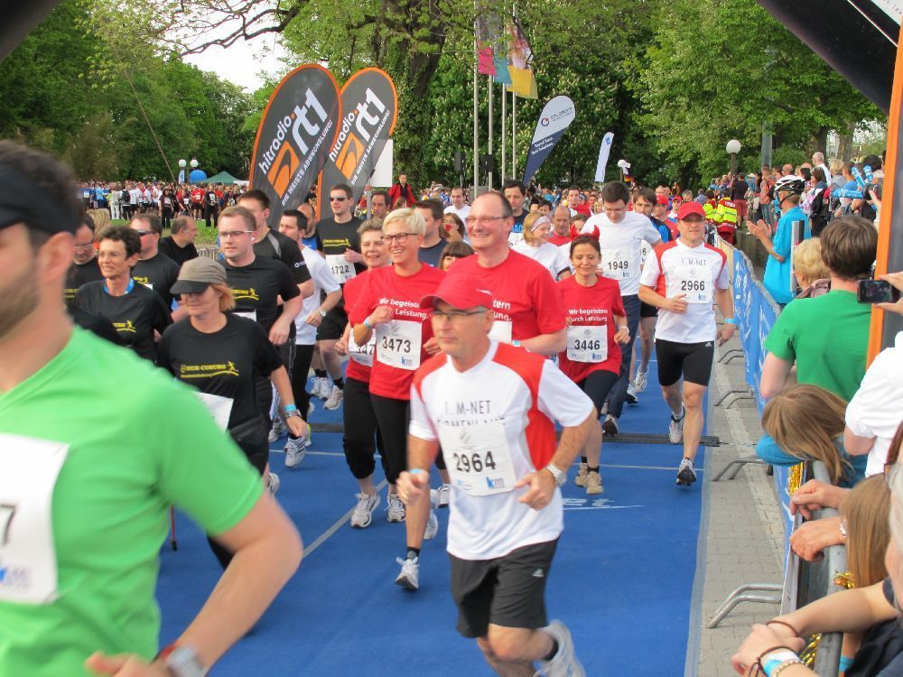 1. Augsburger Firmenlauf: Der Start. Fotos: B4B SCHWABEN