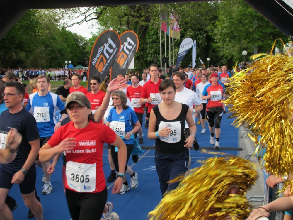 1. Augsburger Firmenlauf: Der Start. Fotos: B4B SCHWABEN