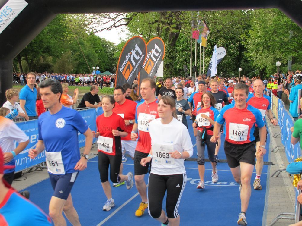 1. Augsburger Firmenlauf: Der Start. Fotos: B4B SCHWABEN