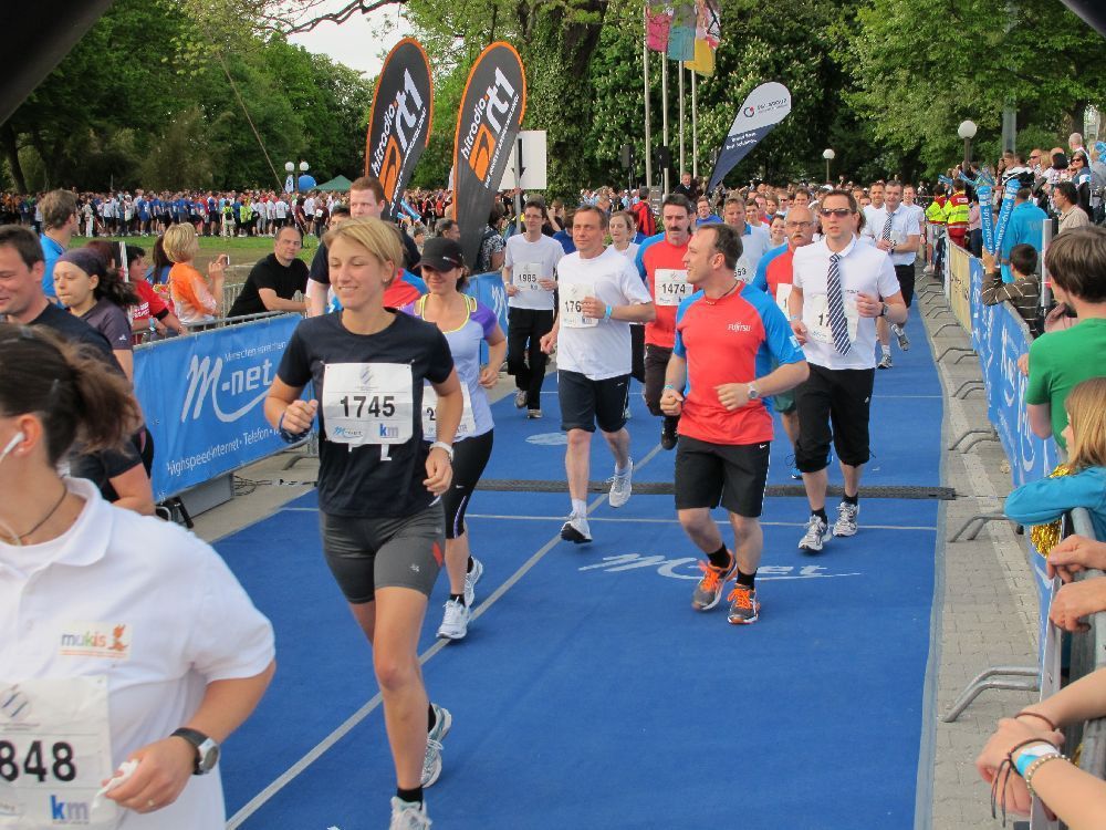1. Augsburger Firmenlauf: Der Start. Fotos: B4B SCHWABEN